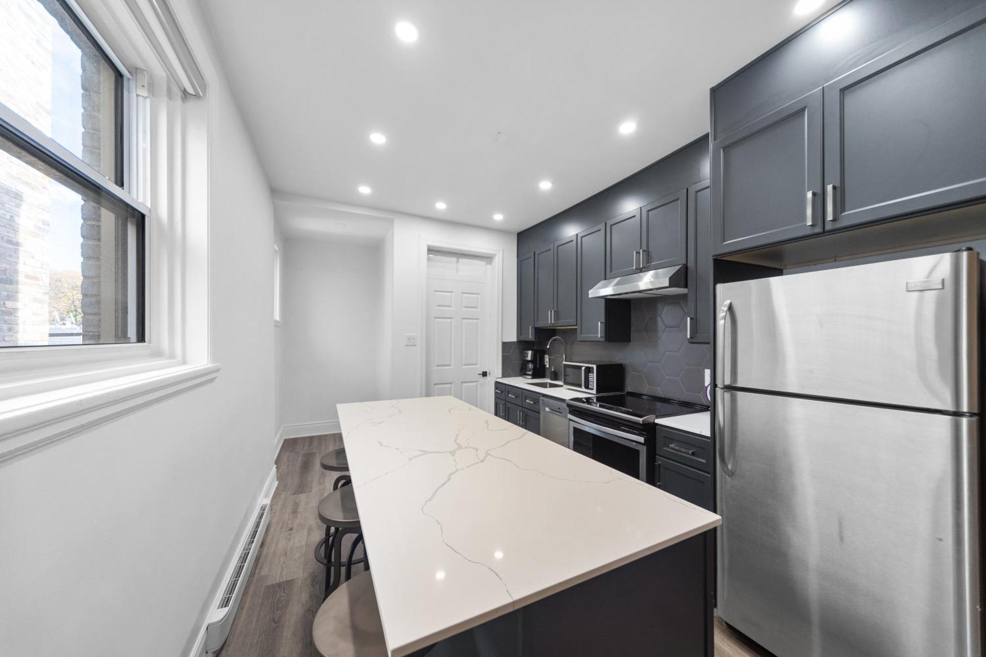Modern And Cozy 4 Bedrooms Sleep 12 Монреал Екстериор снимка