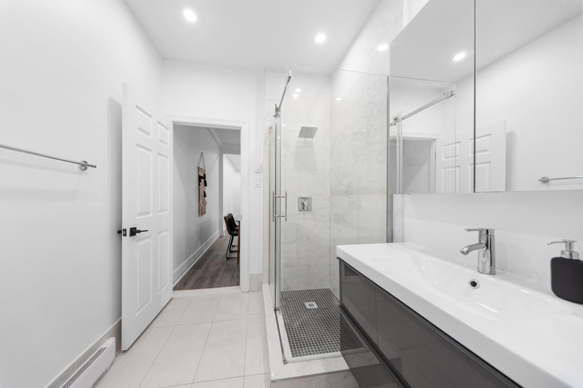 Modern And Cozy 4 Bedrooms Sleep 12 Монреал Екстериор снимка