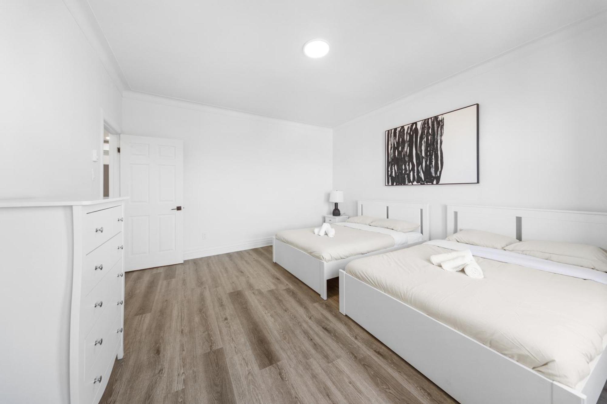 Modern And Cozy 4 Bedrooms Sleep 12 Монреал Екстериор снимка